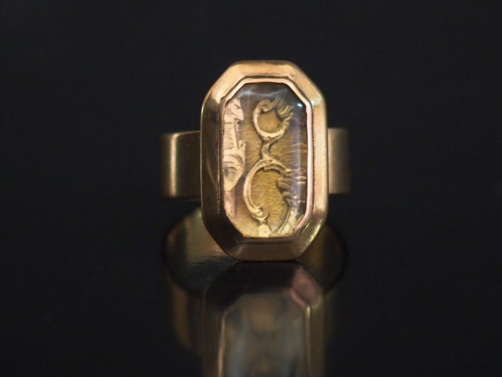 Rare bague ancienne en or, fond à charnière orné d'un monogramme (bagu