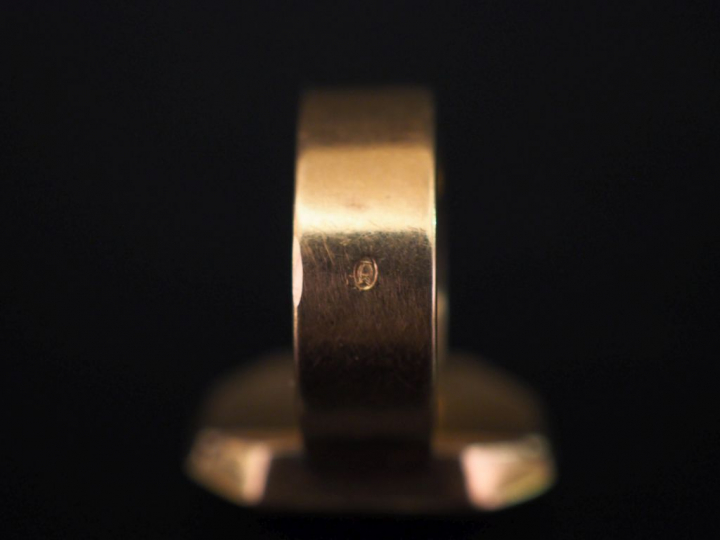 Rare bague ancienne en or, fond à charnière orné d'un monogramme (bagu