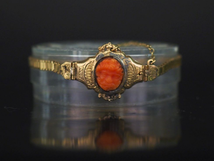 Bracelet Napoléon III en or 14 K, et corail à décor de visage d'homme 
