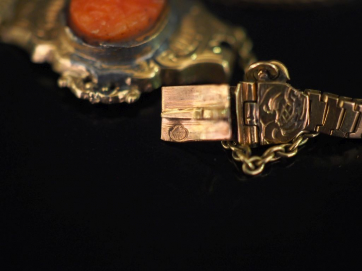 Bracelet Napoléon III en or 14 K, et corail à décor de visage d'homme 