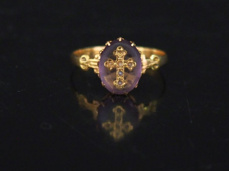 Vente aux enchères Bague Napoléon III en or, améthyste (?) en cabochon orné d'une croix (