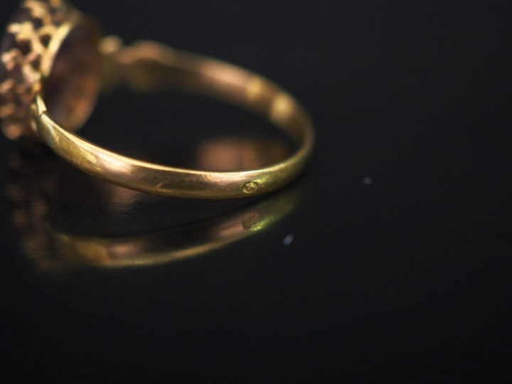 Bague Napoléon III en or, améthyste (?) en cabochon orné d'une croix (