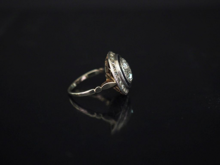 Bague Art Déco en or blanc, décor de diamants taillés en rose et saphi