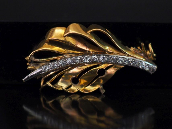 Broche en platine, or et ligne de diamants. Poids tel : 7,10 g   