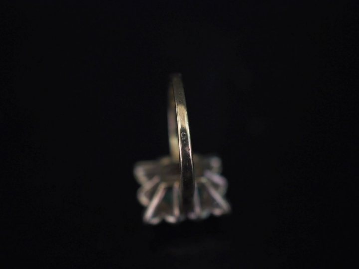 Bague marguerite en or blanc, émeraude entourée de 10 diamants (manque