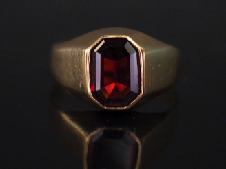 Vente aux enchères Chevalière d'homme en or, grenat, taille émeraude. Poids tel : 7,50 g 