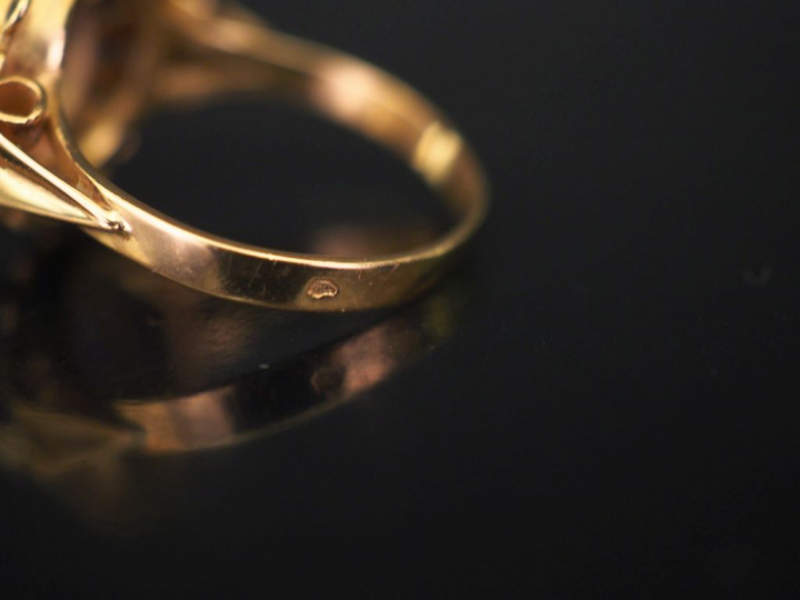 Bague marguerite en or jaune et quartz bleu, élégante monture ajourée.