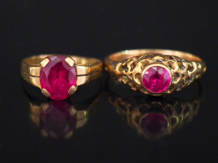 2 bagues anciennes en or et pierres fantaisie rouges. Poids tel : 8,97