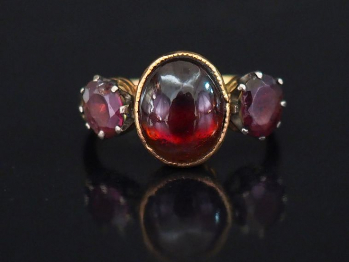 Bague ancienne en or et grenats. TDD 51 Poids tel : 3,28 g   