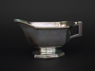 Vente aux enchères Saucière en argent, poinçon Minerve, modèle à pans coupés. Poids : 280