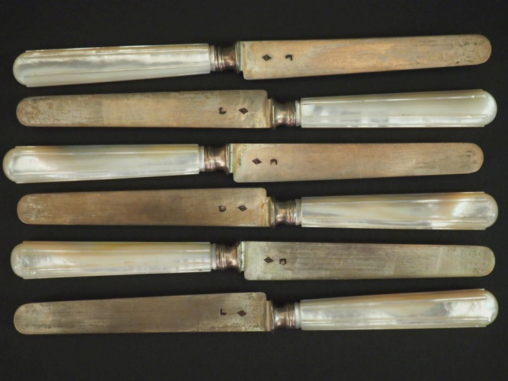 6 couteaux à fruits, manche en nacre, lame en argent poinçon Minerve. 