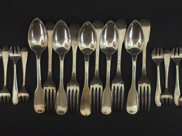 5 grands couverts en argent, modèle uniplat Poids : 658 g on y joint 1