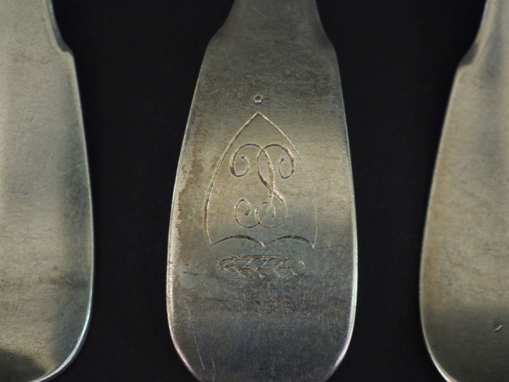 6 grands couverts en argent, poinçon au premier coq, décor de monogram