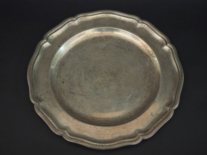 Plat de style Louis XV en argent étrangrer, bordure polylobée à décor 