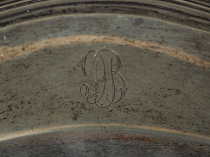 Plat de style Louis XV en argent étrangrer, bordure polylobée à décor 