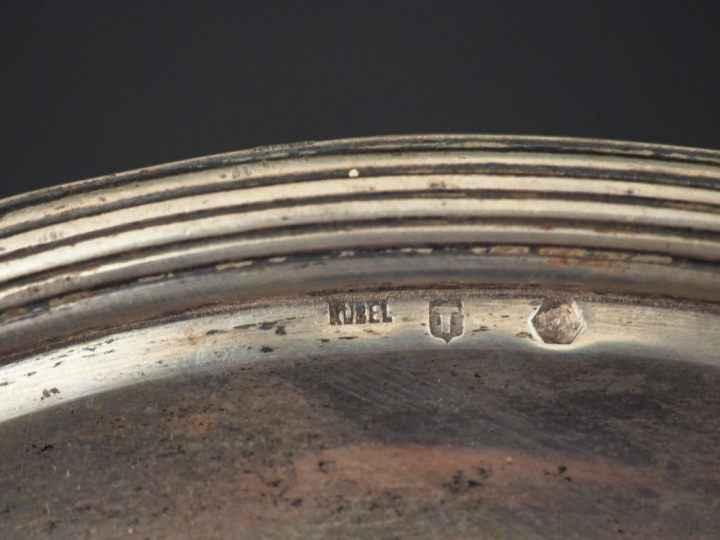 Plat de style Louis XV en argent étrangrer, bordure polylobée à décor 