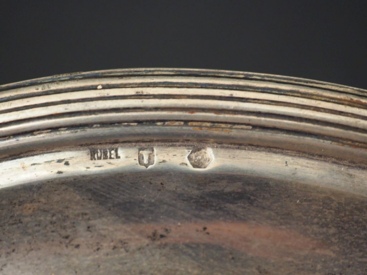 Plat de style Louis XV en argent étrangrer, bordure polylobée à décor 