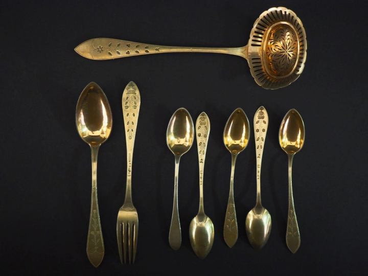 Différents couverts XIXème en vermeil comprenant un saupoudroir, un co