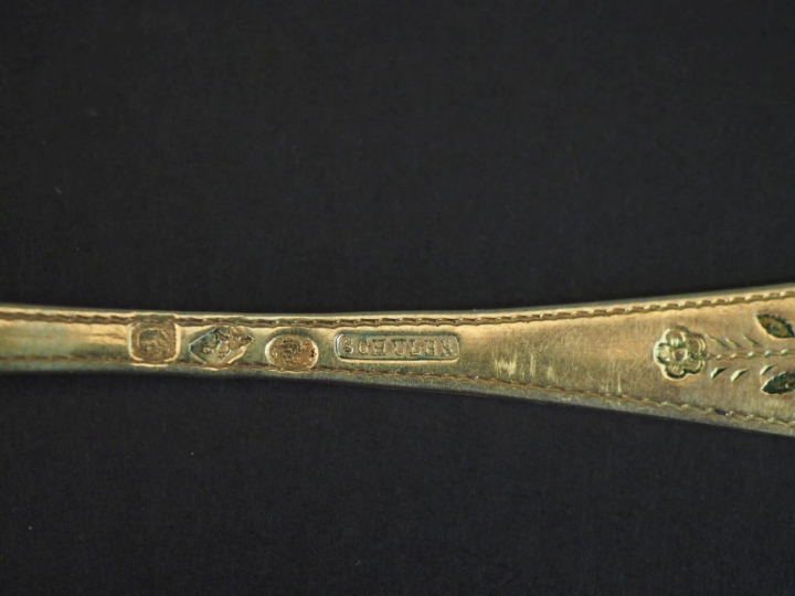 Différents couverts XIXème en vermeil comprenant un saupoudroir, un co