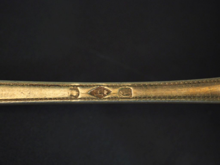 Différents couverts XIXème en vermeil comprenant un saupoudroir, un co