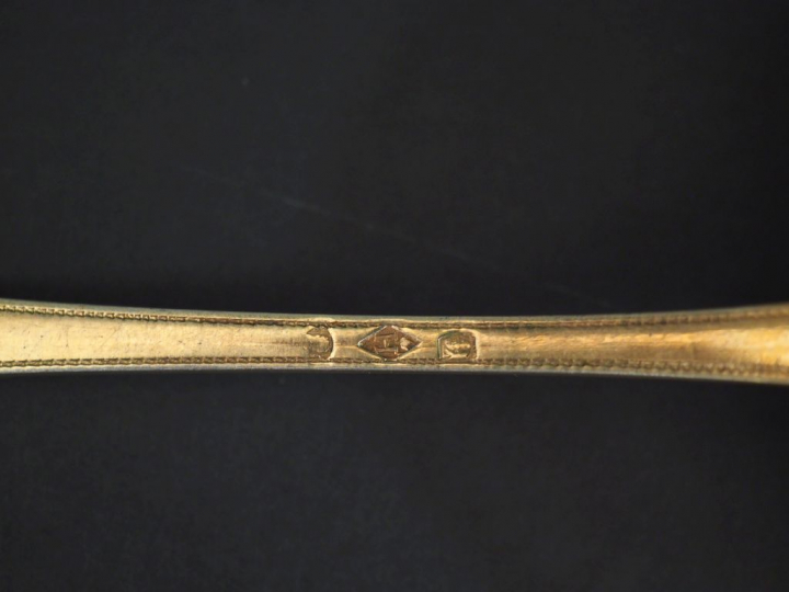 Différents couverts XIXème en vermeil comprenant un saupoudroir, un co