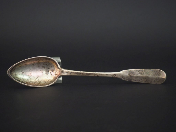 Cuillère à ragoût en argent, poinçon Vieillard. Poids : 120 g   