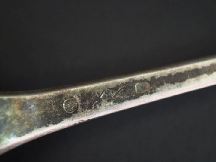Cuillère à ragoût en argent, poinçon Vieillard. Poids : 120 g   