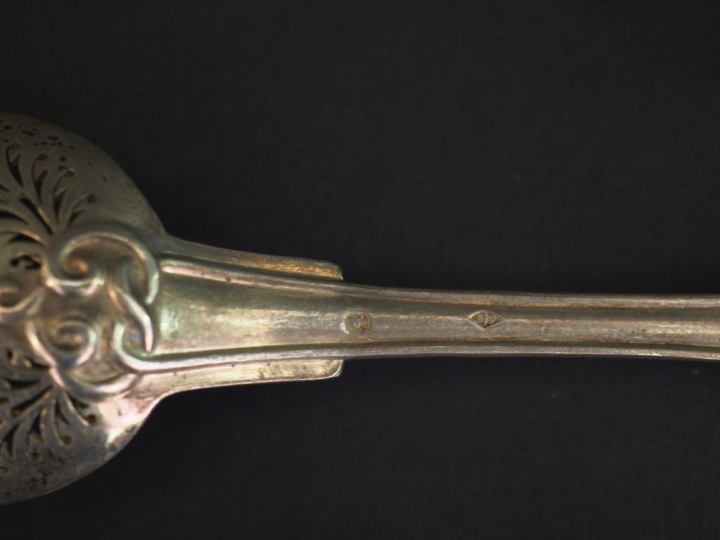 Petite cuillère à olive en argent, Napoléon III, poinçon Minerve 2 cou