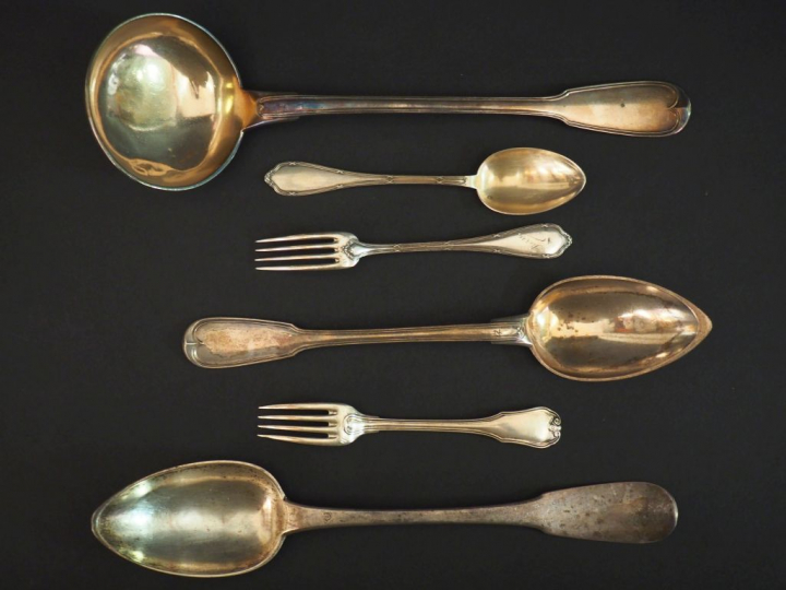 Une louche en argent, poinçon Vieillard une cuillère à ragout en argen