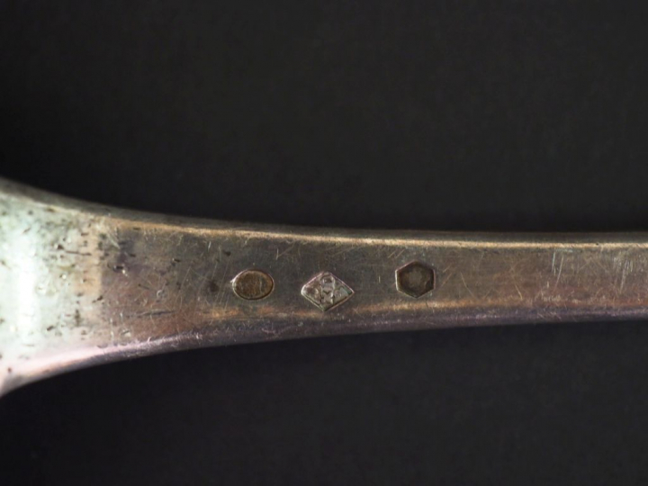 Une louche en argent, poinçon Vieillard une cuillère à ragout en argen