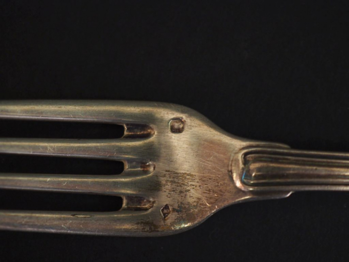 Une louche en argent, poinçon Vieillard une cuillère à ragout en argen