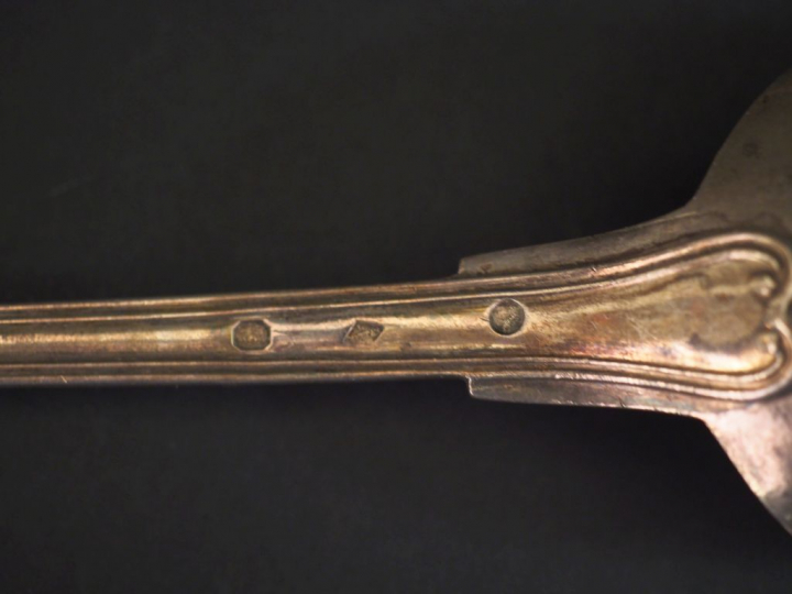 Une louche en argent, poinçon Vieillard une cuillère à ragout en argen