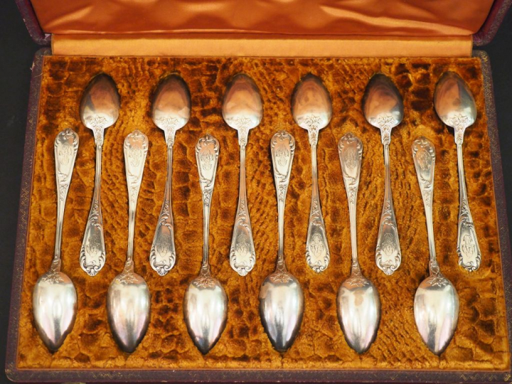 12 cuillères à café Napoléon III en argent, poinçon Minerve, modèle fe