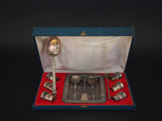 Vente aux enchères Service à liqueur en argent étranger, à décor de pampres et de paysage