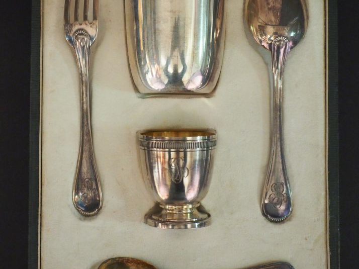 Service pour bébé en argent poinçon Minerve, modèle à godrons :  une t