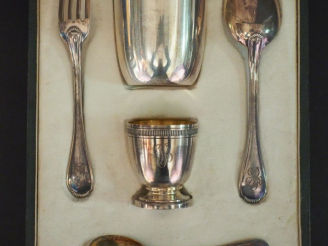 Vente aux enchères Service pour bébé en argent poinçon Minerve, modèle à godrons :  une t