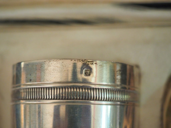 Service pour bébé en argent poinçon Minerve, modèle à godrons :  une t