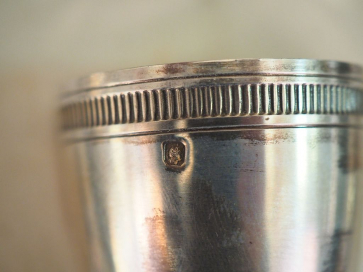 Service pour bébé en argent poinçon Minerve, modèle à godrons :  une t