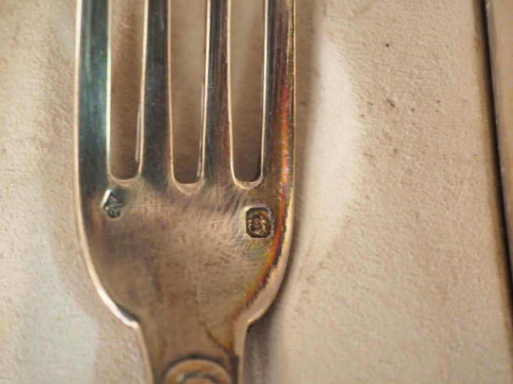 Service pour bébé en argent poinçon Minerve, modèle à godrons :  une t