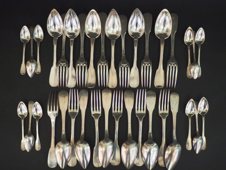 12 couverts en argent, poinçon Minerve, modèle uniplat, monogrammés 12