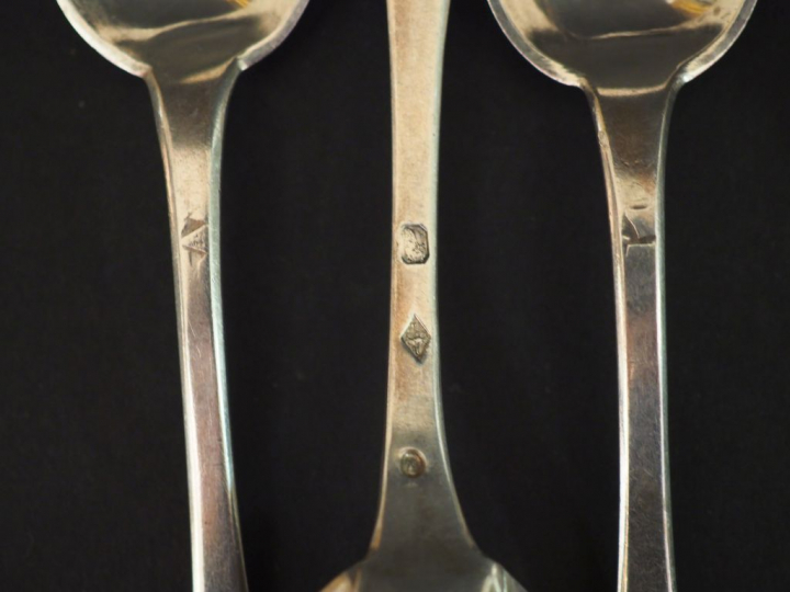 12 couverts en argent, poinçon Minerve, modèle uniplat, monogrammés 12