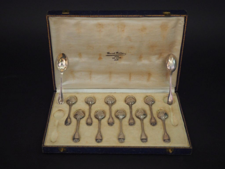 12 cuillères à café en argent, poinçon Minerve, modèle à coquille. Poi