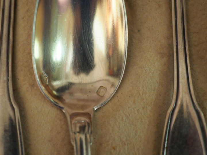 12 cuillères à café en argent, poinçon Minerve, modèle à coquille. Poi