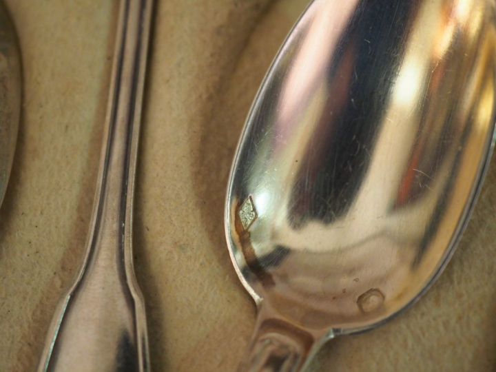 12 cuillères à café en argent, poinçon Minerve, modèle à coquille. Poi