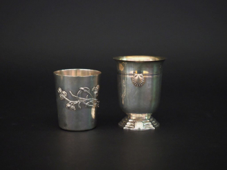 Vente aux enchères 2 différentes timbales en argent poinçon Minerve. Poids : 184 g   