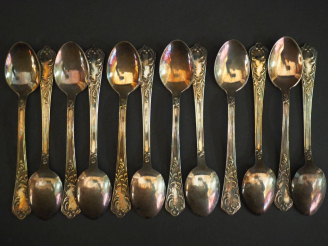 Vente aux enchères 12 cuillères à café en argent, modèle feuillagé. Poids : 139 g   