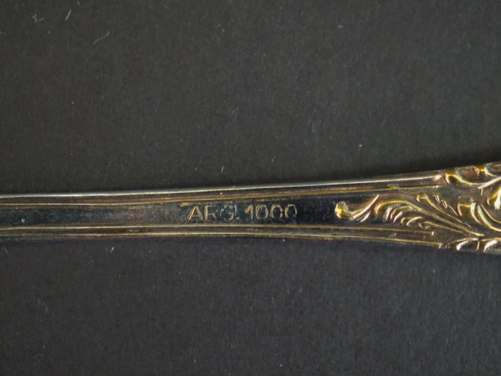 12 cuillères à café en argent, modèle feuillagé. Poids : 139 g   