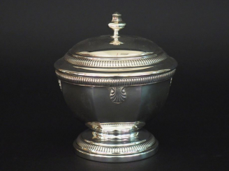 Vente aux enchères Sucrier en argent, poinçon Minerve, modèle à godrons et coquille. Poid