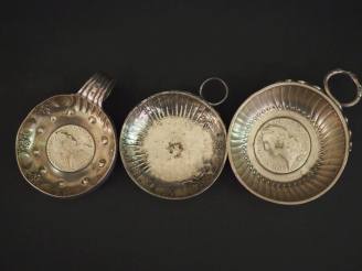 Vente aux enchères 3 différents taste vin en argent, poinçon Minerve (2 constitués dans l