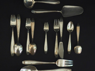 Vente aux enchères Ménagère en argent étranger comprenant :   12 grands couverts 12 couve